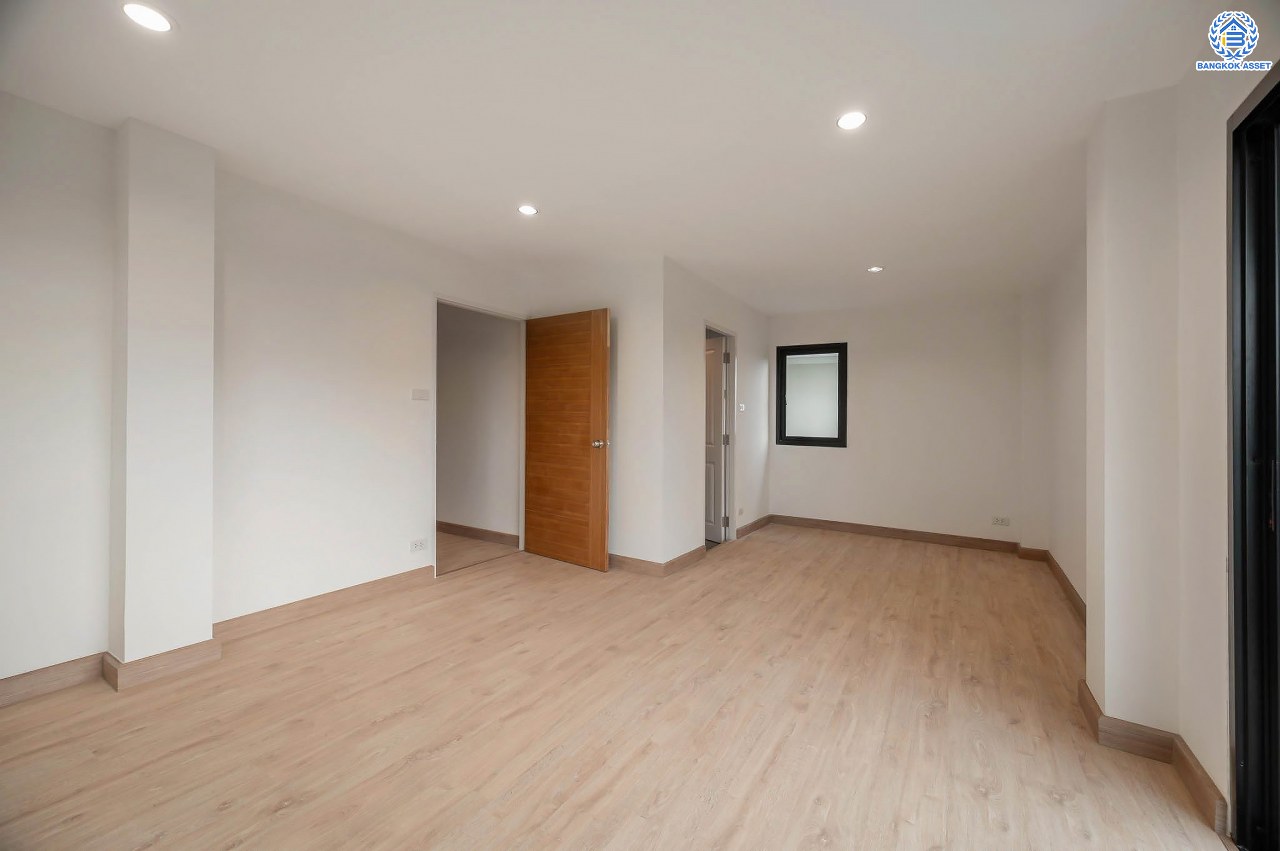 บ้านมือสองตกแต่งใหม่ โครงการ มณธานี บางแค บ้านเดี่ยว 3 ชั้น ดีไซน์หรูหรา เนื้อที่กว้าง 55.3 ตร.ว. พื้นที่ใช้สอย 240 ตร.ม. ฟังก์ชัน 5 ห้องนอน 4 ห้องน้ำ 2 ที่จอดรถ ฟังก์ชันครบตอบทุกไลฟ์สไตล์ บนทำเลศักยภาพ เชื่อมต่อถนนกาญจนาภิเษก ใกล้เดอะมอลล์บางแค ใกล้รถไฟฟ้าสายสีน้ำเงิน "สถานีหลักสอง" และจุดขึ้นทางด่วน "กาญจนาภิเษก"...